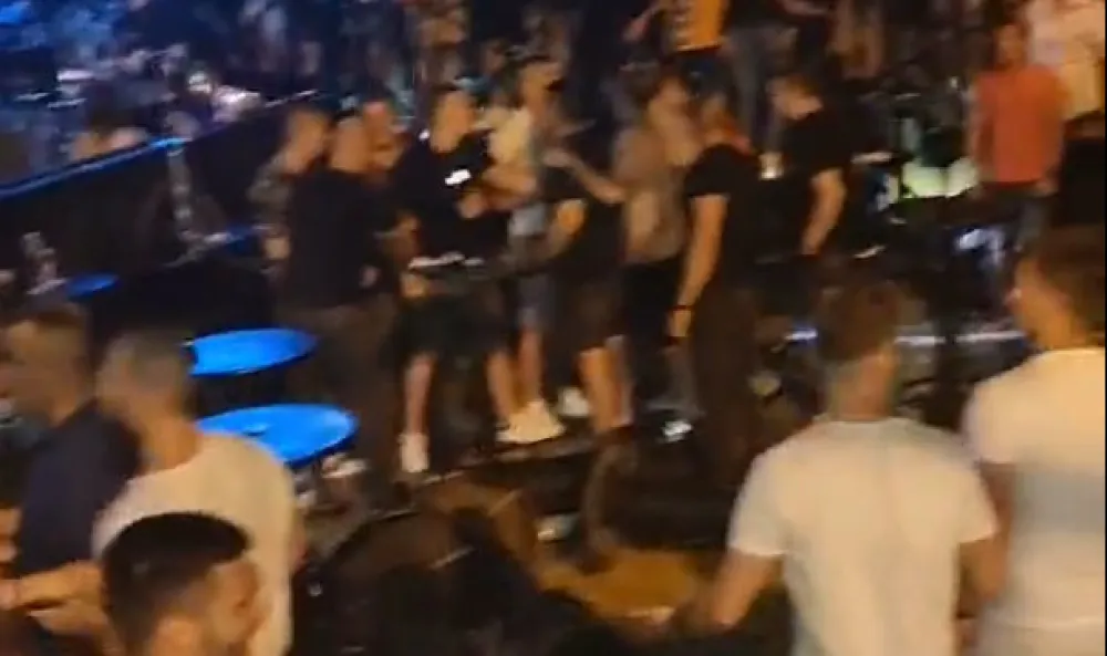 (ФОТО - ВИДЕО) Ужељели се музике и свађе: У Будви на концерту Аце Лукаса потукле се дјевојке, а онда и момци