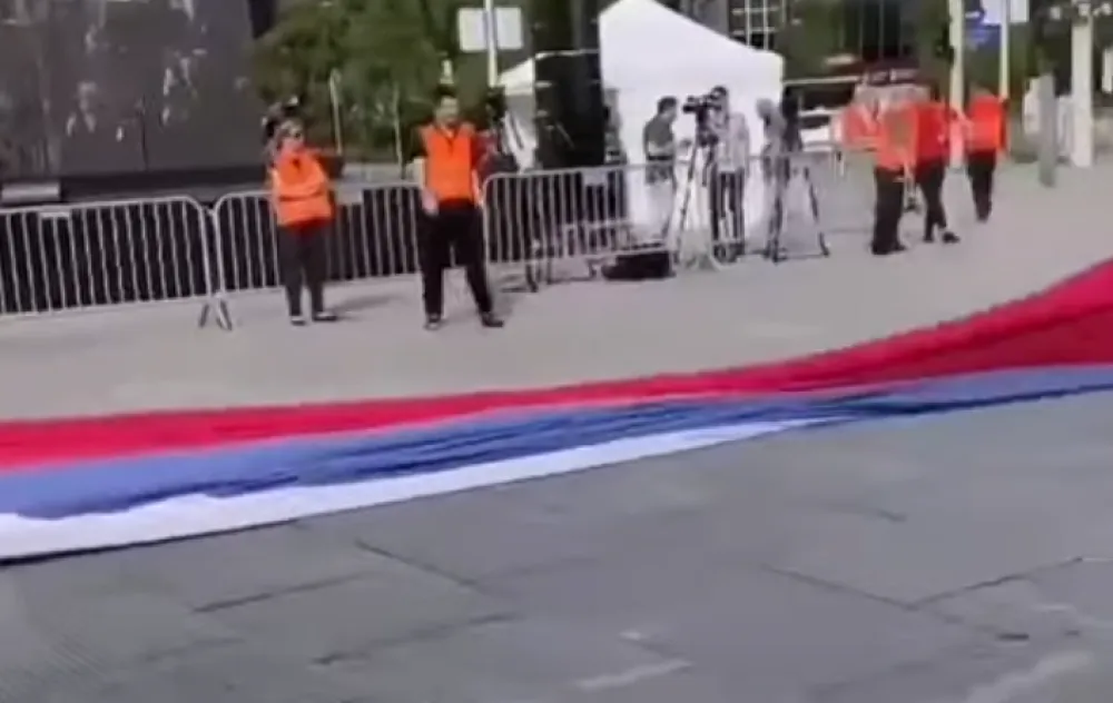 (ВИДЕО) Београд: Кучи развили огромну тробојку