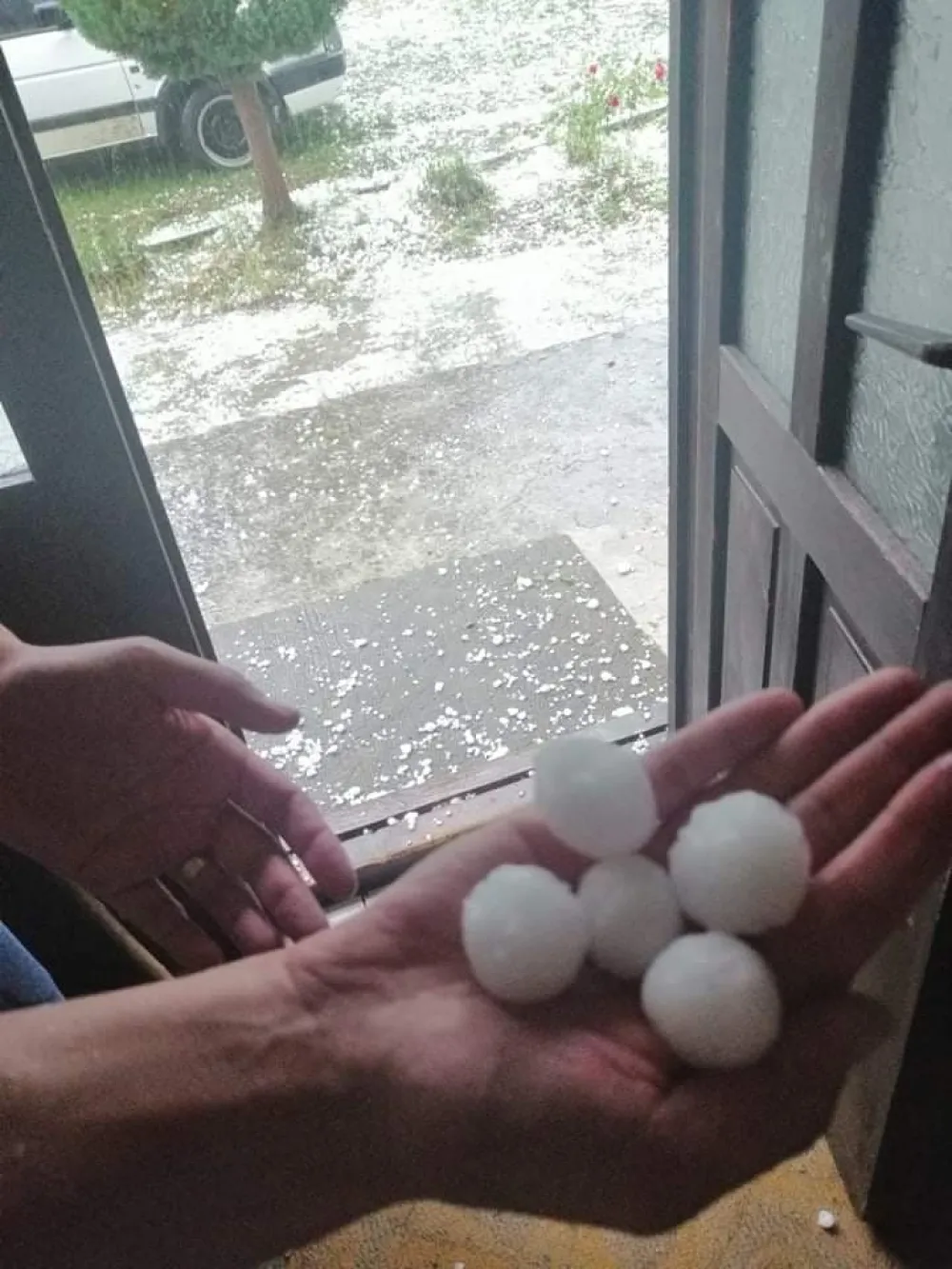 (ФОТО) Незапамћен град погодио бјелопољска села и оштетио воћњаке