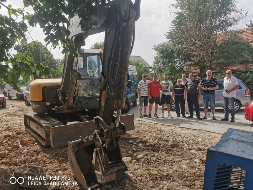 Мјештани Бајица блокирали пут, буне се због радова: Цетињанима смета прашина