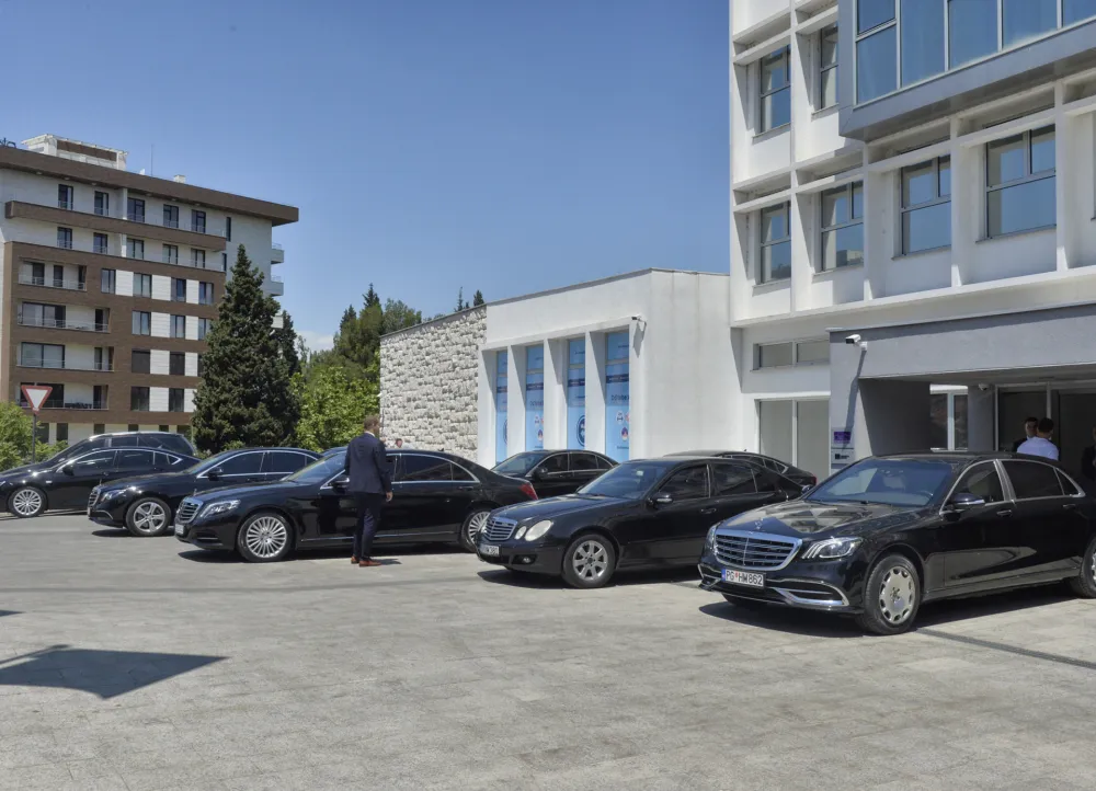Према евиденција МУП-а, у своjини државе 4.273 службена возила