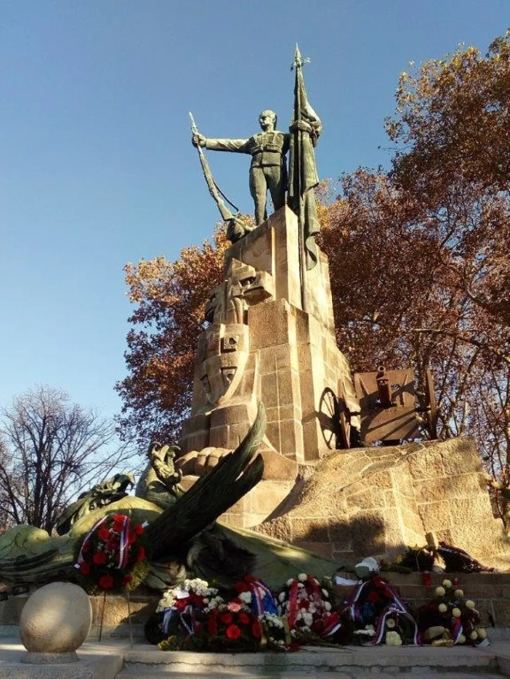 И крст и петокрака: Руски гробни комплески у Југославији у 20. вијеку 2: Погребним ритуалима исказиван курс земље