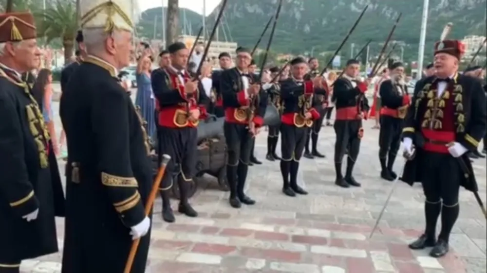 (ВИДЕО) Плотуни и традиционално коло: У Котору обиљежен Дан Бокељске морнарица