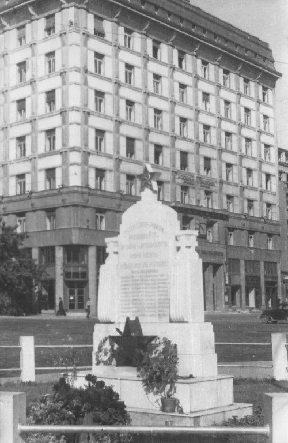 И крст и петокрака: Руски гробни комплески у Југославији у 20. вијеку 12: Дошли ''заједно са слободом''