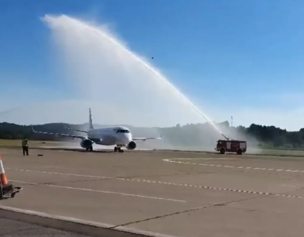 (ВИДЕО) Водени поздрав за "Ер Монтенегро" у Бањалуци