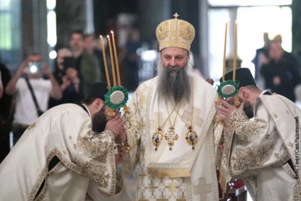 (ВИДЕО) Патриjарх Порфириjе стигао у Грачаницу, сjутра служи Свету архиjереjску литургиjу