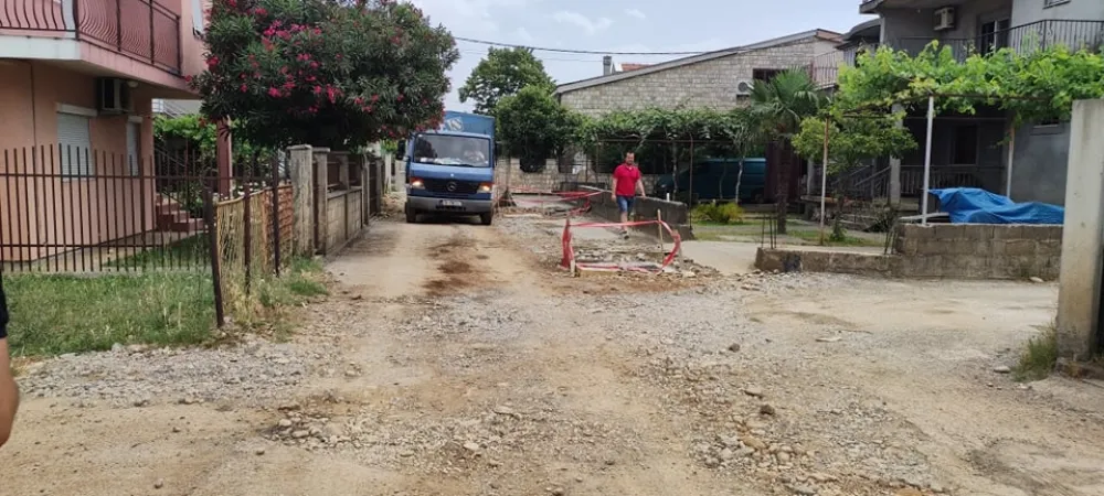 Становници Бјеласичке улице чекају асфалтирање, макадам кроз Загорич