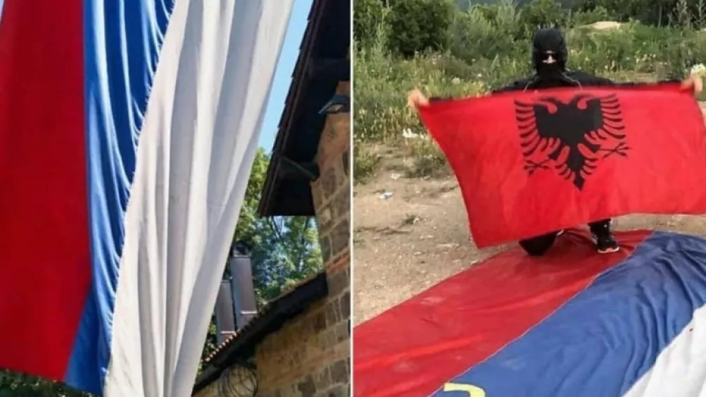 Поломљена застава СПЦ са улазних врата манастира Грачаница