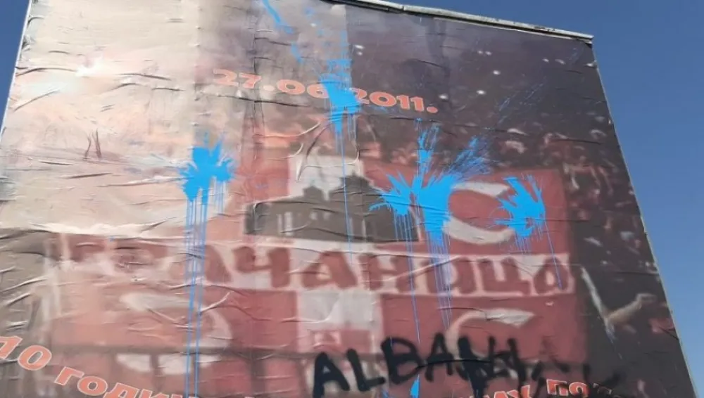 Графит &ldquo;Албанија УЧК&rdquo; на билборду: Нова провокација у Грачаници