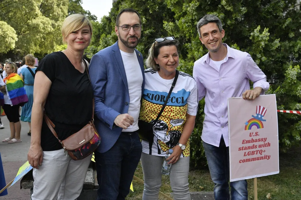 (ФОТО) Парада поноса у Загребу, међу окупљенима и градоначелник Томашевић