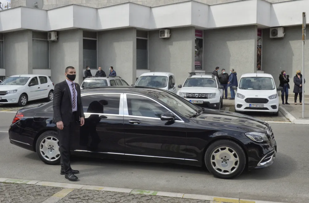 "Мајбах" вриједи колико 5.700 социјала