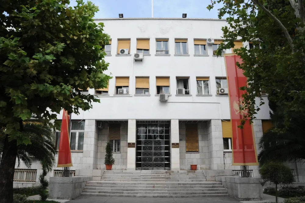 Закон о зарадама у јавном сектору прави раздор међу државним службеницима