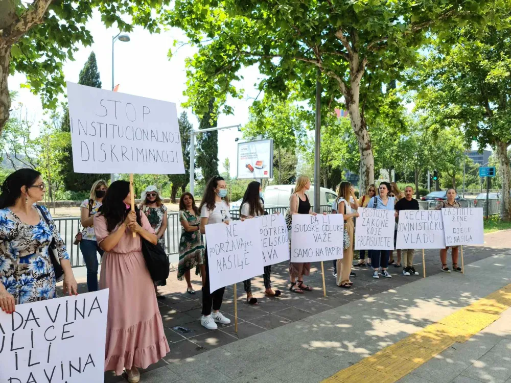 (ВИДЕО) Протест групе НВО због помиловања Бошковића