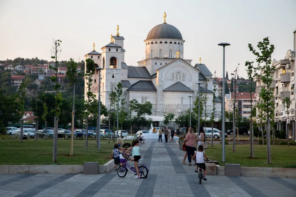 (ФОТО) Погледајте како изгледа плато у близини храма у Подгорици