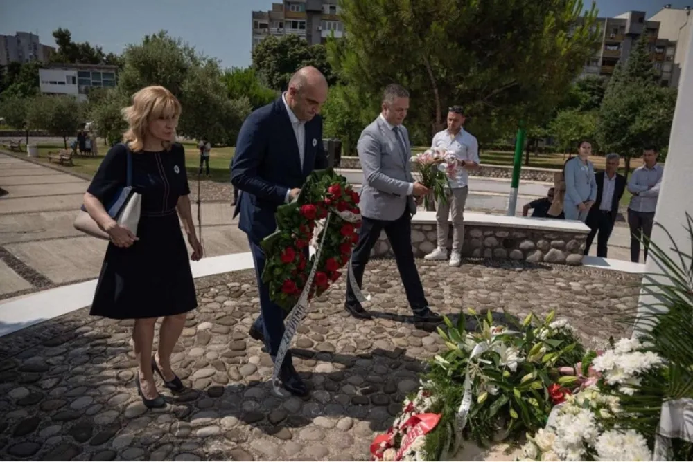 Делегациjа ДПС-а положила виjенац жртвама Сребренице