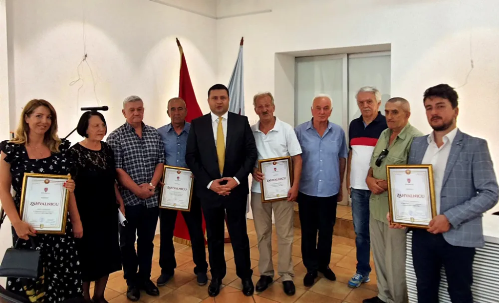 Градоначелник уручио бившим радницима захвалницe