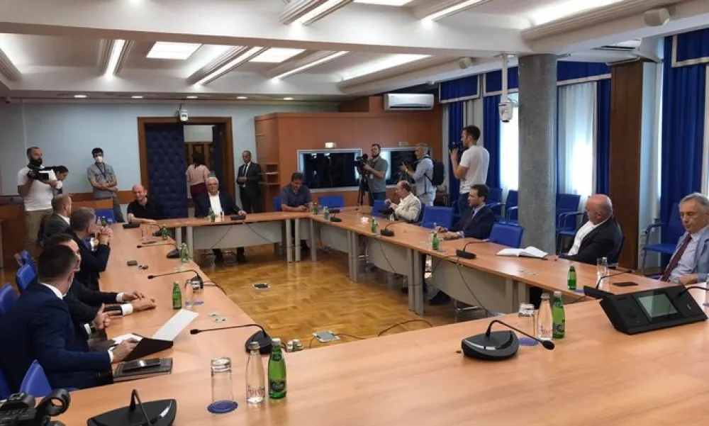 Трећи састанак парламентарне већине 19. јула