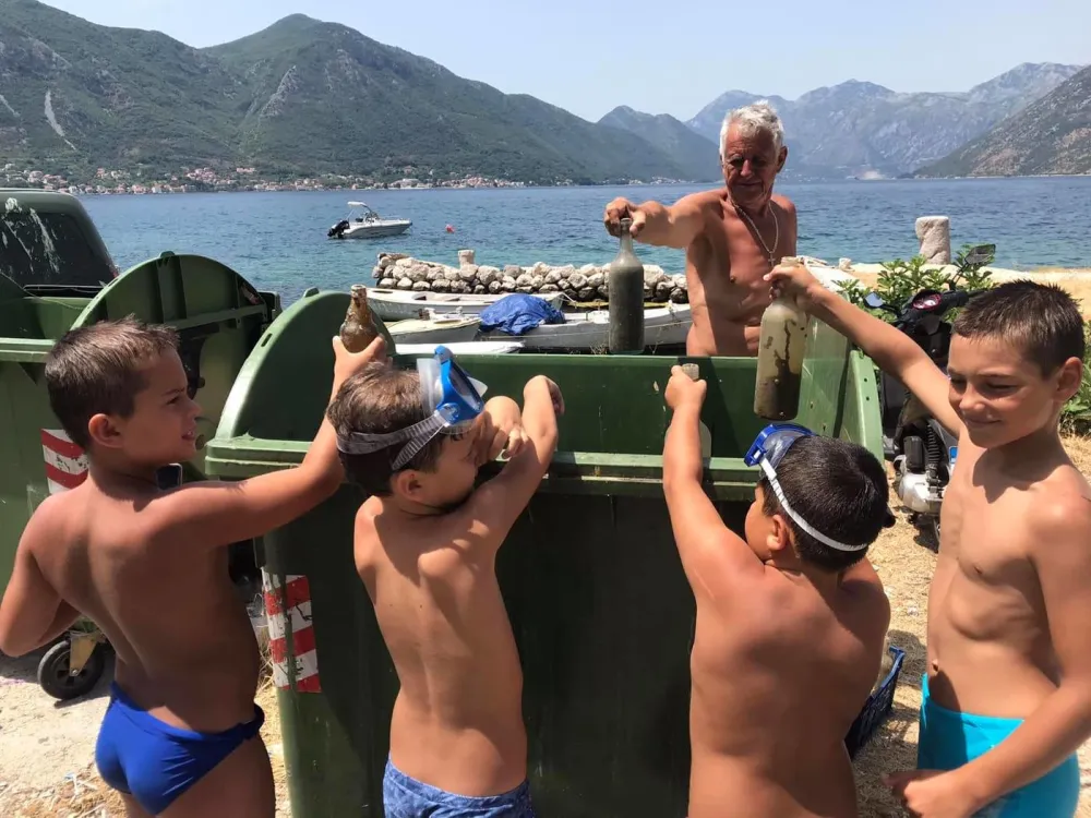 (ВИДЕО) Мали еколози у акцији: Одрасли људи, не бацајте смеће у море!