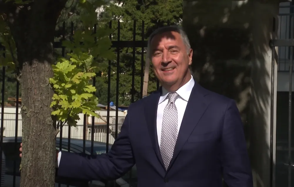 (ВИДЕО) Ђукановић прошетао Братиславом: Засађено дрво поред којег је плоча са његовим именом