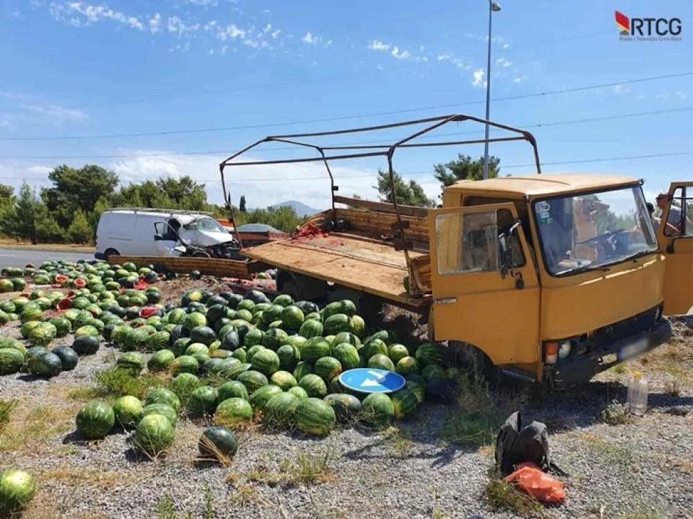 (ФОТО) Зета: У судару камиона и комбија повријеђена једна особа