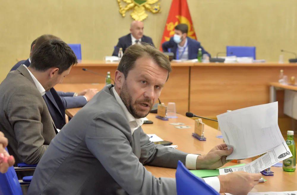 Коњевић Спајићу: Срећно да возиш "мерцедес", али превише се бахатиш