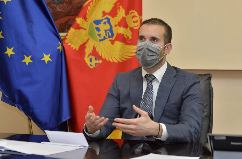 Спајић на мим страници: Нађите ми неког да продам "мерцедес", па дијелимо профит
