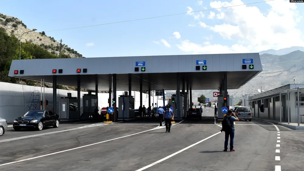 Нерадна недjеља у Црној Гори пуни касе у Албанији