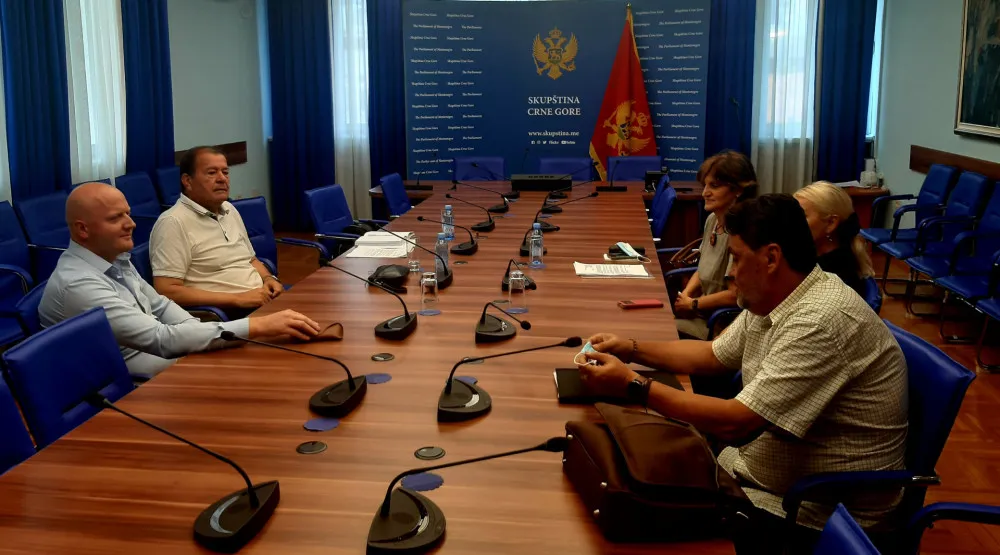 СНП: Изгласати потребне измjене закона како би сви наставници имали равноправан третман