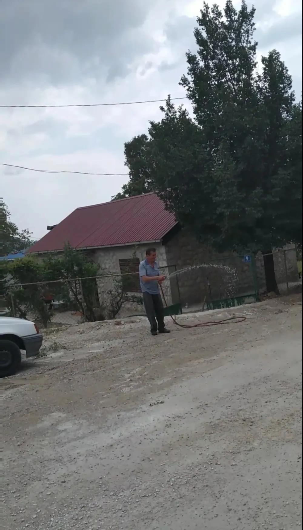 Мјештанин Пелевог Бријега изричит: Блокираће пут Кинезима јер живи у облаку прашине