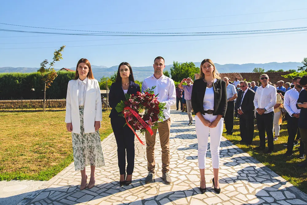 Савjет младих ДПС Даниловград положиo виjенац на Лазинама
