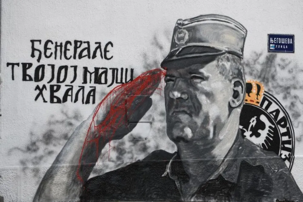 "Крв" на рукама Ратка Младића на муралу у центру Београда