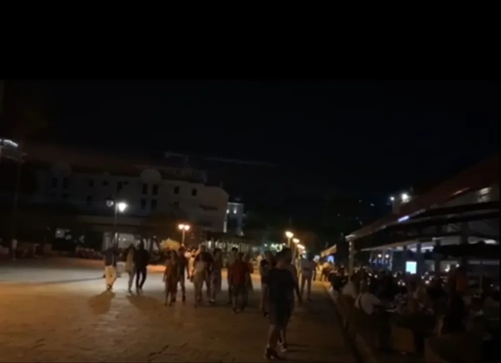 (ВИДЕО) Кршење мјера на приморју: Отворени шанкови у Будви, а дискотеке затворене