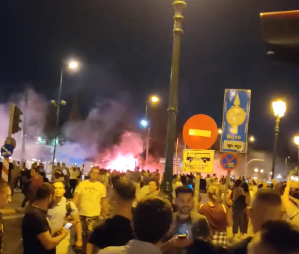 (ВИДЕО) Хаос у Грчкој: Полиција воденим топовима и сузавцима на демонстранте, грађани негодују због обавезне вакцинације