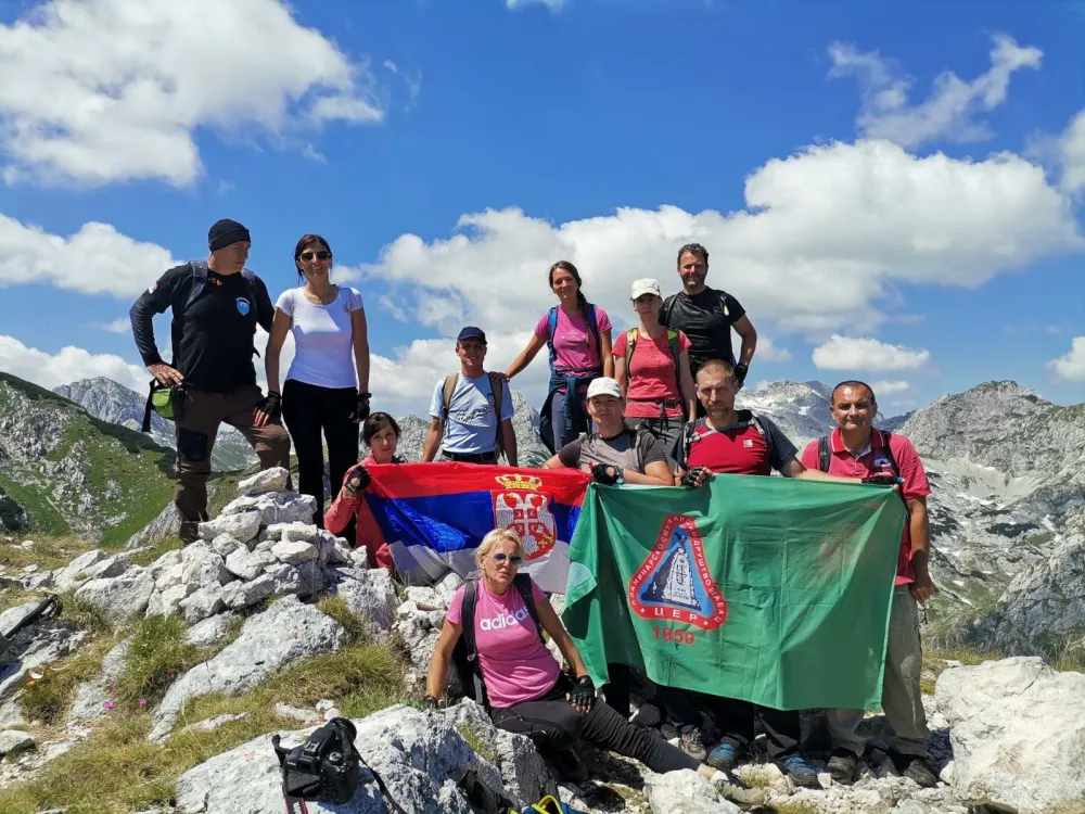 Гостима на Жабљаку усред љета главна атракција освјежење на снијегу