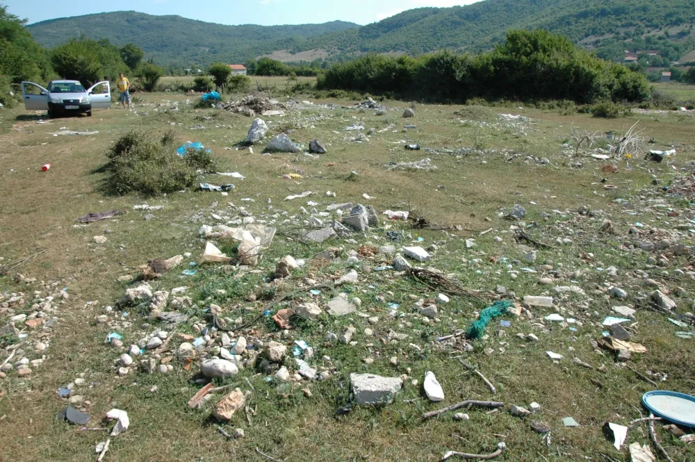 Становници Мјесне заједнице Озринићи жале се на лош пут, Суво поље дивља депонија