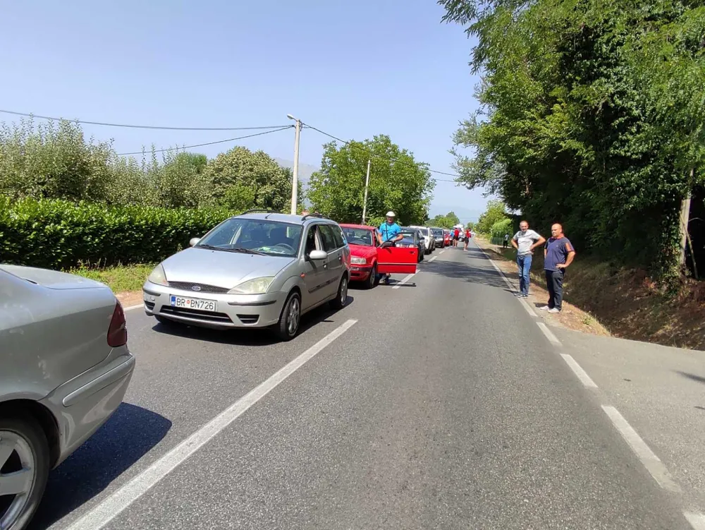 (ФОТО - ВИДЕО) Избјегните ако можете: Колапс саобраћаја на старом путу Подгорица - Даниловград