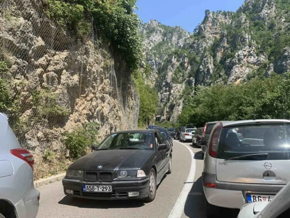 Огромне гужве на граничном прелазу из Србије ка Црној Гори