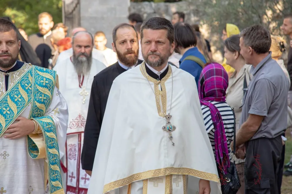 Добродошлица у Подгорици за оца Гојка, Џомића испратили за Србију