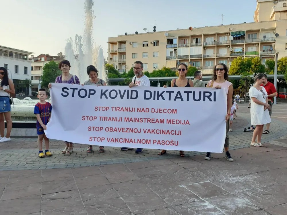 (ФОТО-ВИДЕО) Грађани са протеста против ковид мјера поручили: Боримо се за право избора