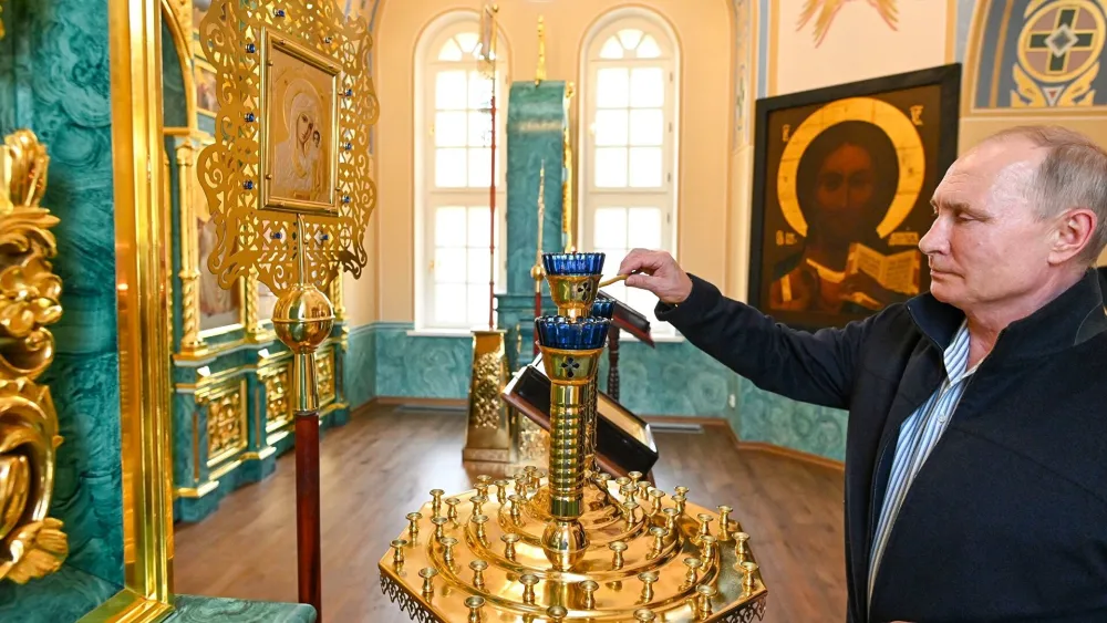 Молитва за спас православља: Путин посјетио манастир који је подигао из пепела