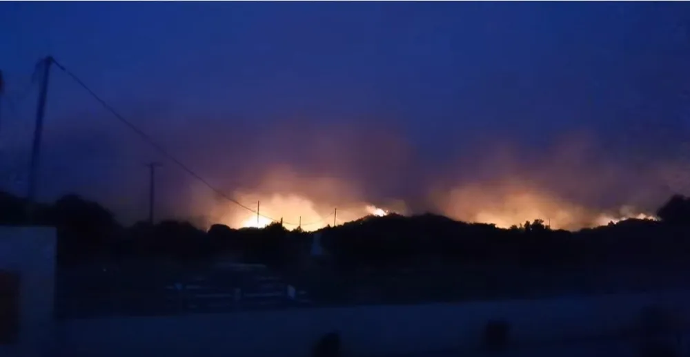 (ВИДЕО) Пожар на Родосу, мјештани без струjе, нема сигнала за мобилни