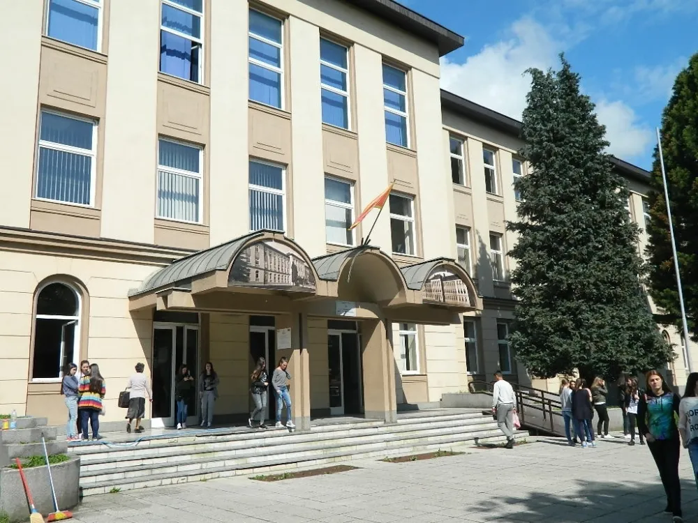 Бивши директор осам година незаконито држао професорицу психологије на одређено