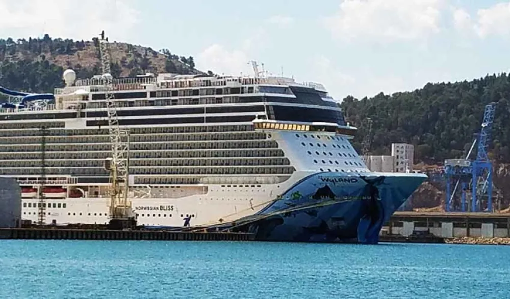 (ВИДЕО) Крузер &ldquo;Norwegian Bliss&rdquo; у Бару: Спој атракције и луксуза биће мјесец дана на везу