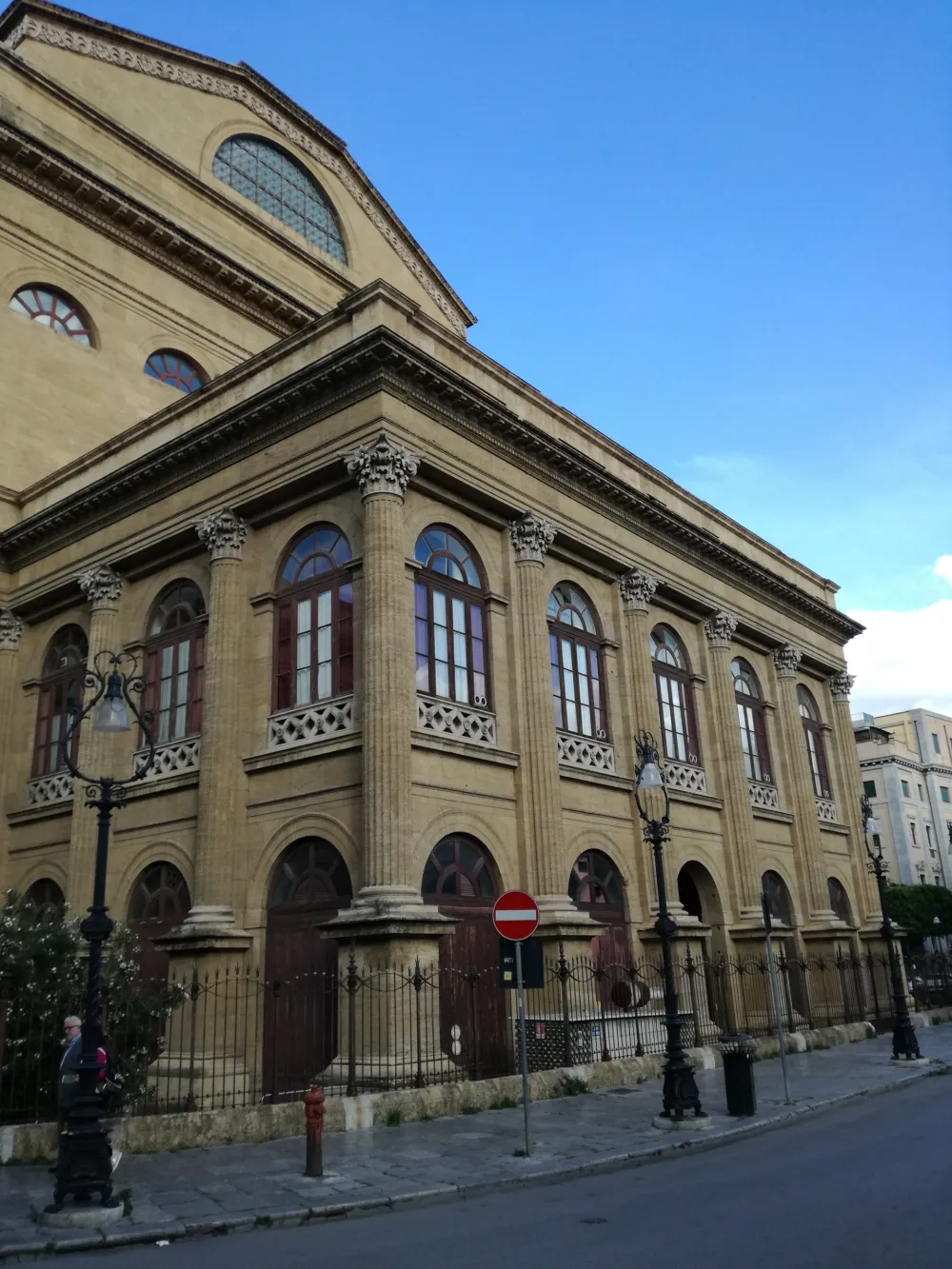 Сицилиjа увела шестомјесечно ванредно стање због пожара