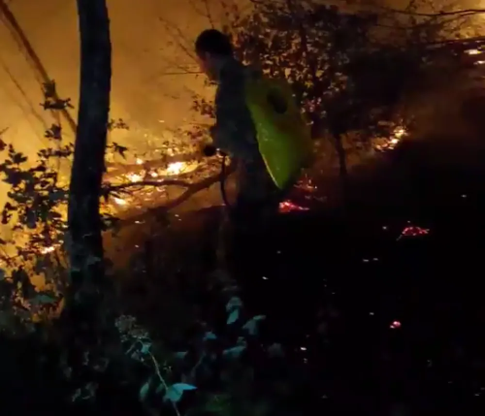(ВИДЕО) Пожари на више мјеста: И Војска учествује у акцији одбране домаћинстава којима пријети ватра
