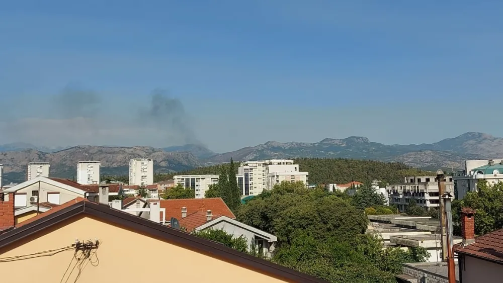 Угашен пожар у Подгорици, гореле гуме на Какарицкој гори