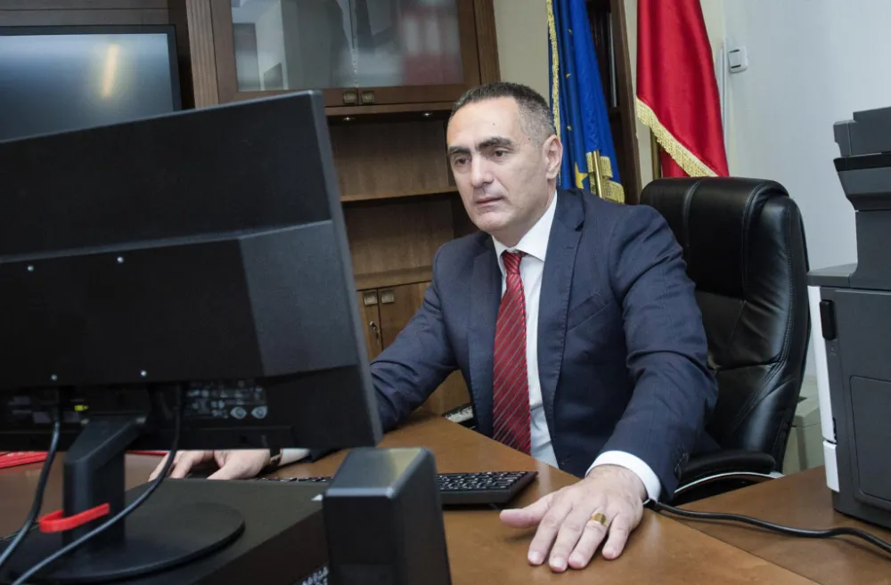 Дамјановић и формално забранио складиштење цигарета у Луци Бар