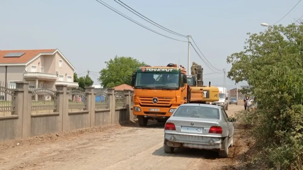 Почела санација дијела главне улице кроз Куће Ракића, мјештани траже шири пут и комплетно асфалтирање