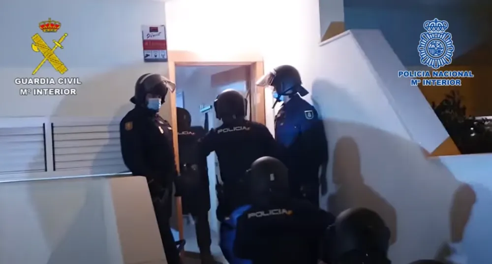 (ВИДЕО) Детаљи акције: "Пантер" звани "Марко Црногорац" скочио кроз прозор кад су упали специјалци