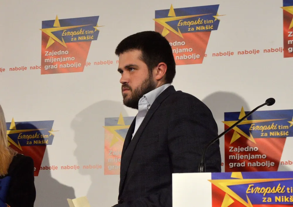 Портпаролу ДПС-а смета литургија у Грбљу: Вукшић и Бацковић служе Русима